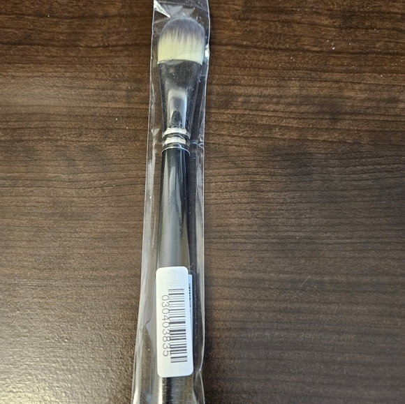 Mac 190 SYNTHETIC FOUNDATION BRUSH (NIB) - Picture 2 of 2